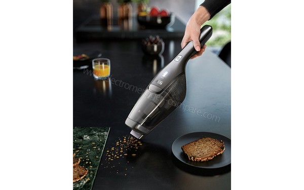 AEG CX7-2-30GM - Vue 3/4 droite &agrave; main