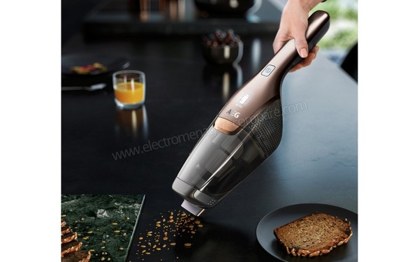 AEG CX7-2-45BM - Vue 3/4 droite &agrave; main