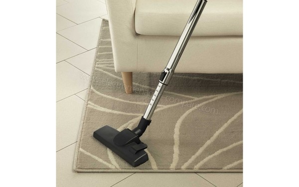 ARIETE Red Compact - Brosse utilis&eacute;e sur tapis