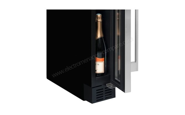 AVINTAGE AVU8XA - Vue de la plinthe (cr&eacute;dit : Darty)