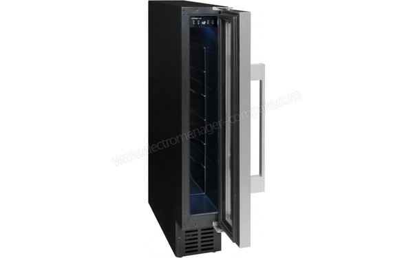 AVINTAGE AVU8X - Vue 3/4 gauche porte ouverte n&deg;2 (cr&eacute;dit : Boulanger)