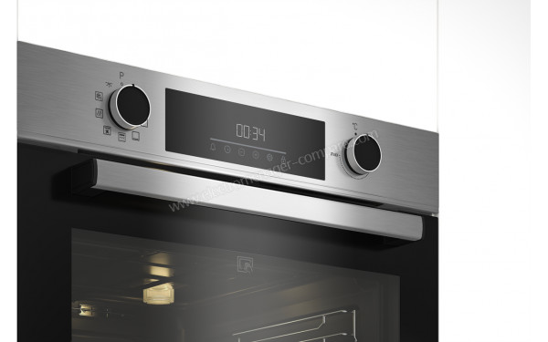 BEKO BBIE12300XMP - Vue 3/4 gauche sur la poign&eacute;e et le bandeau de commandes