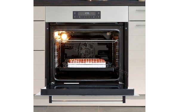 BEKO BIET26400XCS - Vue de face, porte ouverte (cr&eacute;dit : Boulanger)