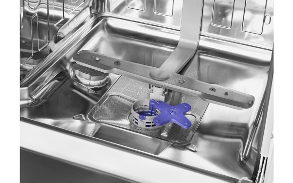 BEKO DIN46423DOS - Vue des &eacute;quipements int&eacute;rieurs (cr&eacute;dit : Darty)