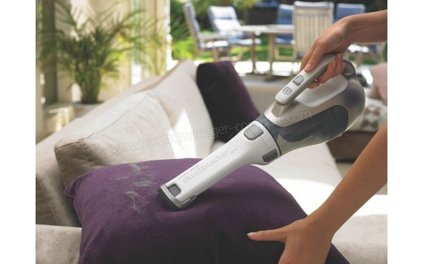 BLACK & DECKER DV1210N Dustbuster 12V - Brosse en utilisation  (cr&eacute;dit : Boulanger)