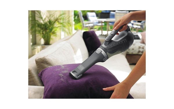 BLACK & DECKER DV1815EL Dustbuster 18V - Brosse retractable en utilisation