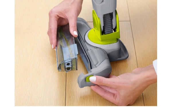 BLACK & DECKER FEJ520JFH - Montage brosse (cr&eacute;dit : Boulanger)