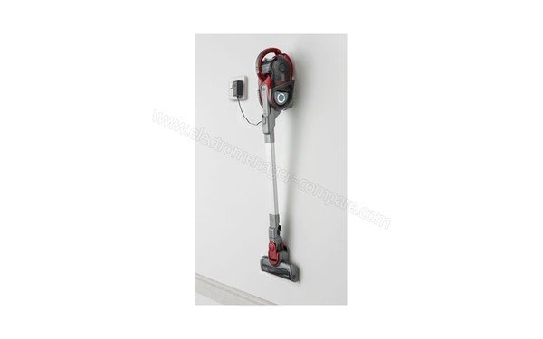 BLACK & DECKER HVFE2150LR Balai 21.6V ORA Rouge - Vue avec support de charge fix&eacute; sur le mur