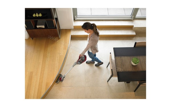 BLACK & DECKER HVFE2150LR Balai 21.6V ORA Rouge - Mise en situation avec brosse motoris&eacute;e