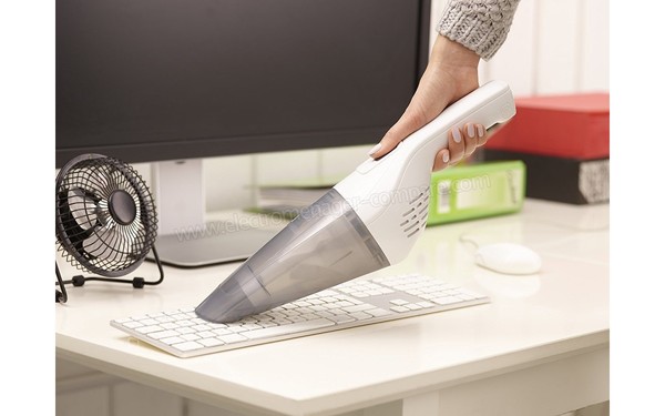 BLACK & DECKER NVB115JL Dustbuster - Vue 3/4 droite, en utilisation