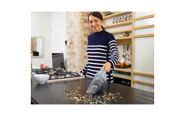 BLACK & DECKER NVB215WAN Dustbuster - En utilisation sur plan de travail