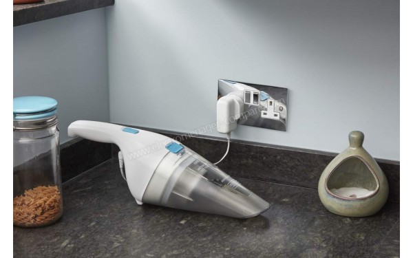BLACK & DECKER NVC115JL Dustbuster blanc - Mise en situation