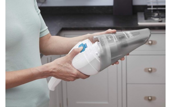 BLACK & DECKER NVC115JL Dustbuster blanc - Mise en situation