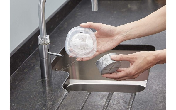 BLACK & DECKER NVC115W Dustbuster bordeaux - Mise en situation