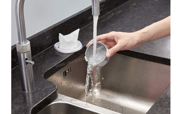 BLACK & DECKER NVC115W Dustbuster bordeaux - Mise en situation