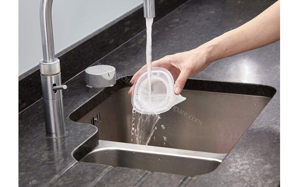 BLACK & DECKER NVC115W Dustbuster bordeaux - Mise en situation