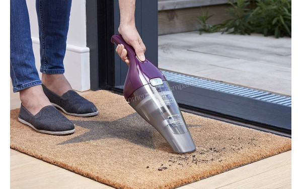 BLACK & DECKER NVC115W Dustbuster bordeaux - Mise en situation