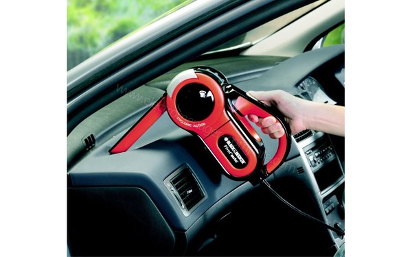 BLACK & DECKER PAV1205 Dustbuster Auto 12V - En utilisation vue 3/4 droite