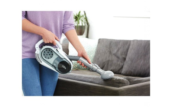 BLACK & DECKER SVFV3250L Balai 32.4V ORA Blanc - Vue de profil avec brosse sp&eacute;ciale animaux  (cr&eacute;dit : Boulanger)