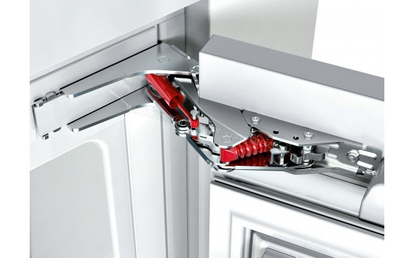 BOSCH KIR51AD40 - Zoom sur les charni&egrave;res