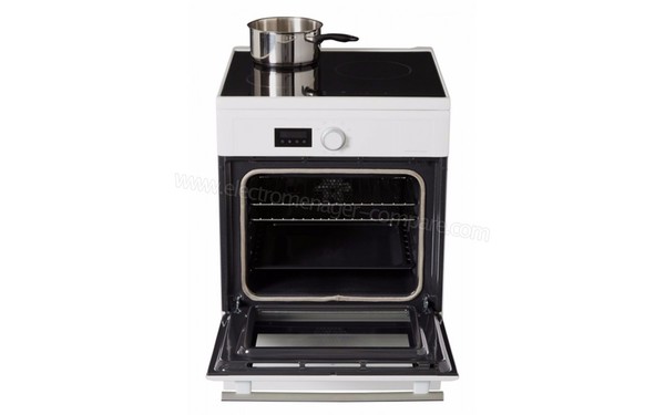 BRANDT BCI6600W - Vue de face, porte ouverte (cr&eacute;dit : Boulanger)