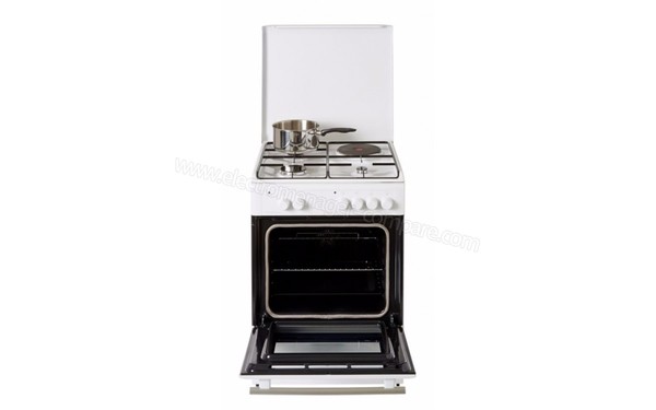 BRANDT BCM6655W - Vue de face, porte ouverte (cr&eacute;dit : Boulanger)