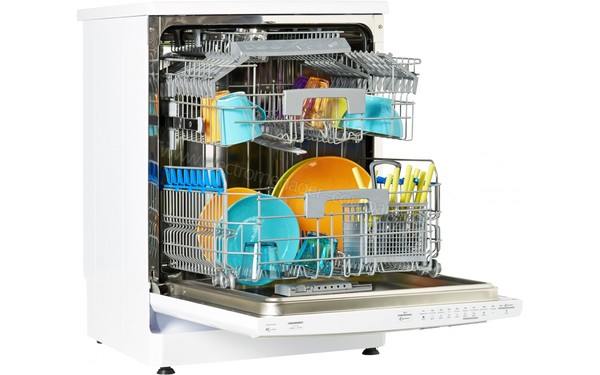 CANDY CDPM2D54W - Vue 3/4 gauche de l'int&eacute;rieur (cr&eacute;dit : Boulanger)