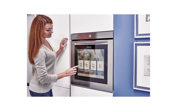 CANDY WATCH-TOUCH - Vue 3/4 gauche, porte tactile en utilisation (cr&eacute;dit : Boulanger)