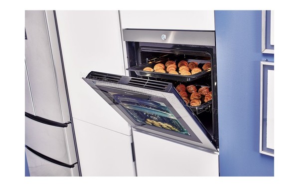 CANDY WATCH-TOUCH - Vue 3/4 droite, porte ouverte (cr&eacute;dit : Boulanger)