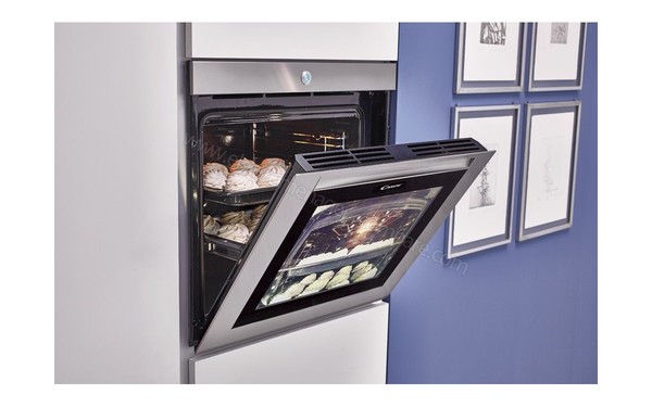 CANDY WATCH-TOUCH - Vue 3/4 gauche, porte ouverte (cr&eacute;dit : Boulanger)