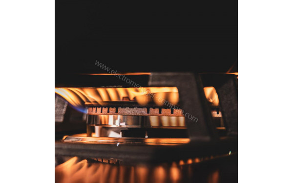 CECOTEC Bolero Squad G 2200F Inox - Zoom sur le foyer &agrave; gaz