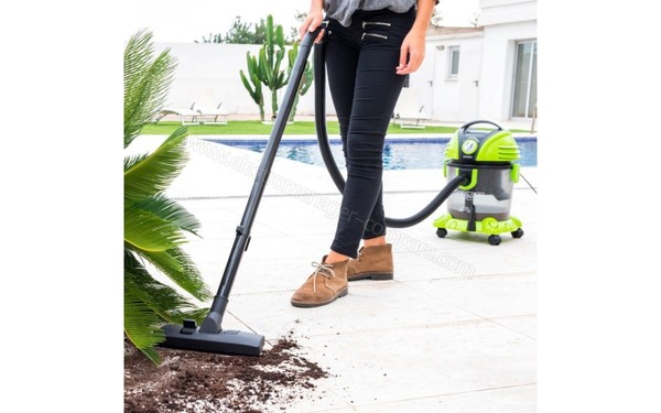 CECOTEC Conga Wet & Dry - En utilisation sur sol dur