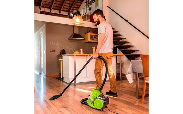 CECOTEC Conga Ciclonic Cord Rewinder - Utilisation sur plancher