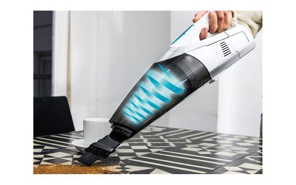 CECOTEC Conga Immortal Extreme 33.3 V H2O - Vue 3/4 droite &agrave; main