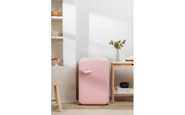 CREATE Retro Fridge 107L Blanc Cass&eacute; Rose - Mise en situation