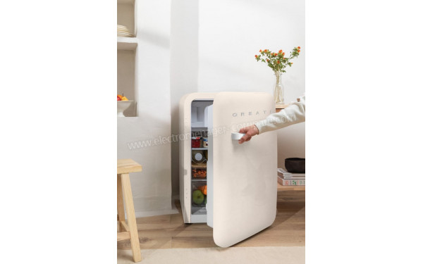 CREATE Retro Fridge 107L Blanc Cass&eacute; - Mise en situation