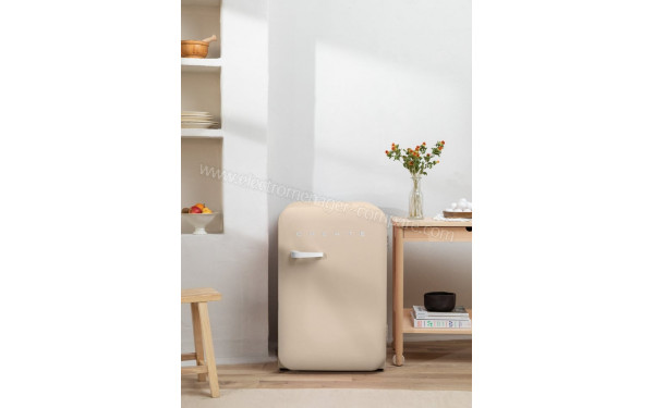 CREATE Retro Fridge 107L Blanc Cass&eacute; Sable - Mise en situation