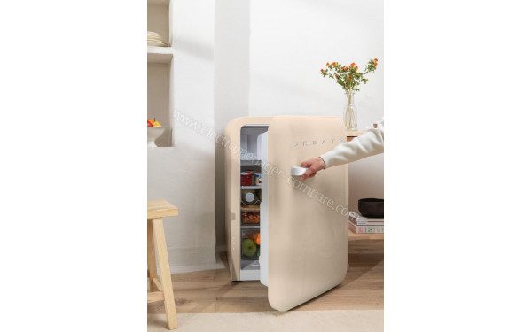 CREATE Retro Fridge 107L Blanc Cass&eacute; Sable - Mise en situation