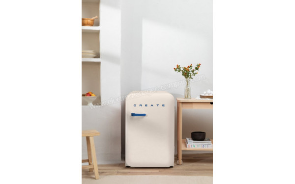CREATE Retro Fridge 107L Bleu Cobalt Blanc Cass&eacute; - Mise en situation
