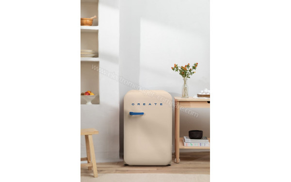 CREATE Retro Fridge 107L Bleu Cobalt Sable - Mise en situation