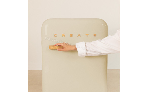CREATE Retro Fridge 107L Bois Beige - Mise en situation