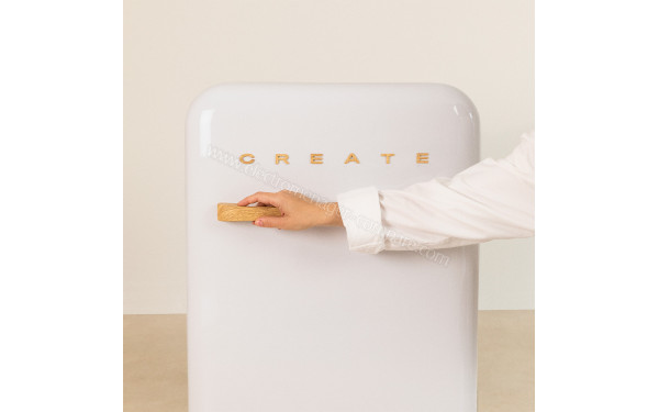 CREATE Retro Fridge 107L Bois Blanc - Mise en situation