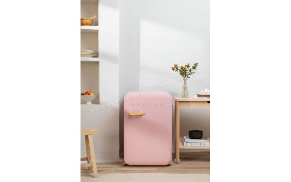 CREATE Retro Fridge 107L Bois Rose - Mise en situation
