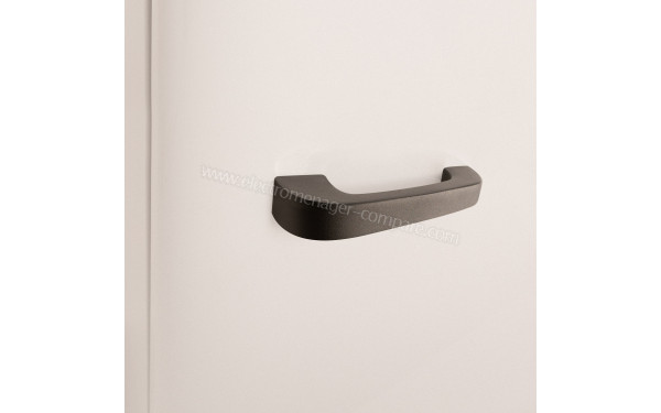 CREATE Retro Fridge 107L Black Blanc - Zoom sur la poign&eacute;e