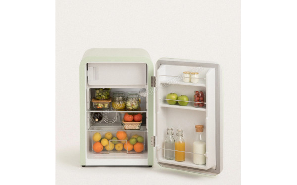 CREATE Retro Fridge 107L Rose Gold Vert Pastel - Vue de l'int&eacute;rieur