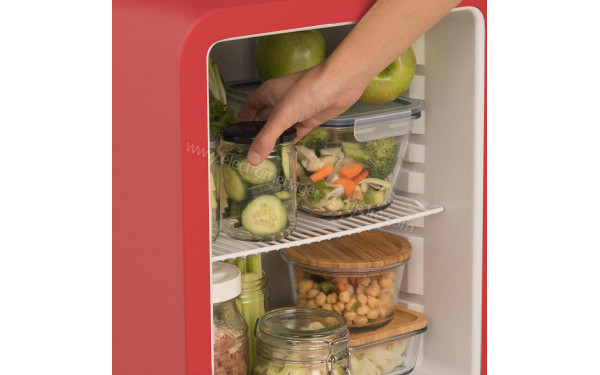 CREATE Retro Fridge 48L Or Rouge - Mise en situation