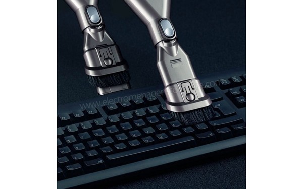 DYSON DC43H Car & Boat - Aspiration clavier (cr&eacute;dit : Boulanger)