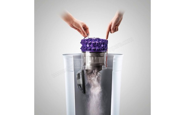 DYSON DC52 cleaning pro - Vidage du bac (cr&eacute;dit : Boulanger)