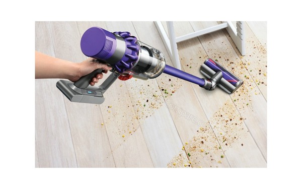 DYSON V10 Animal + Kit Maison - Vue 3/4 gauche (cr&eacute;dit : Darty)