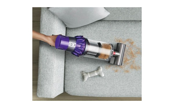 DYSON V10 Animal + Kit Maison - Vue du dessus &agrave; main (cr&eacute;dit : Darty)